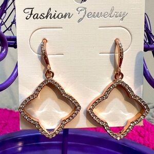 NWOT Adora gold tone drop earrings